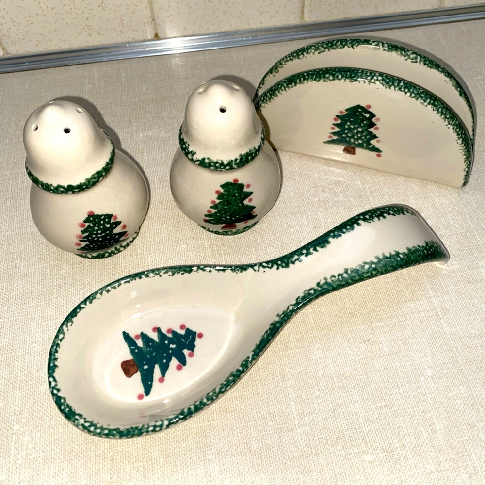 Vintage  Loomco Christmas Tree Spoon Rest‎ Napkin Holder Salt Pepper Shakers Set